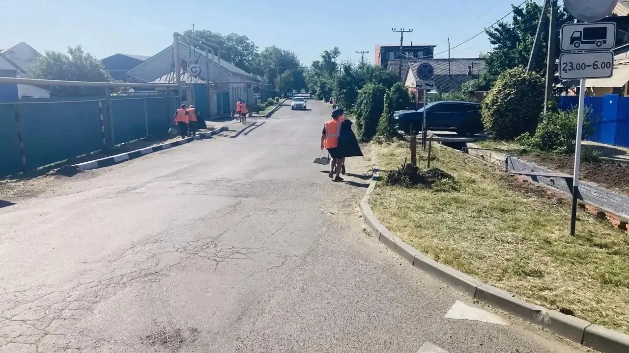 Коммунальные службы Ейска наводят чистоту в разных уголках города

С самого утра сотрудники ООО «Эко