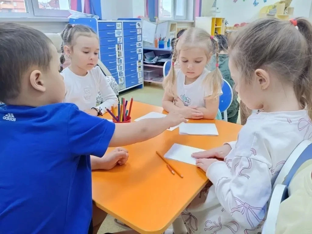 Путь письменности был долгим и удивительным: от первых знаков на камнях до свитков папируса и книг н