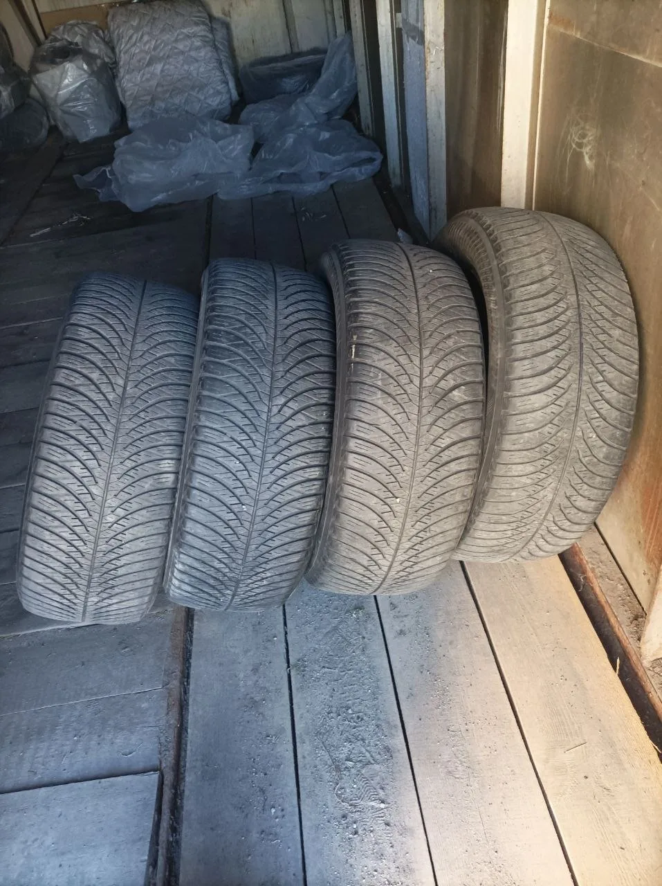 Продам резину в размере 225/55 R18, Yokohama Bluearth- 4s, б/у 4шт, 30неделя 22год.Всес...