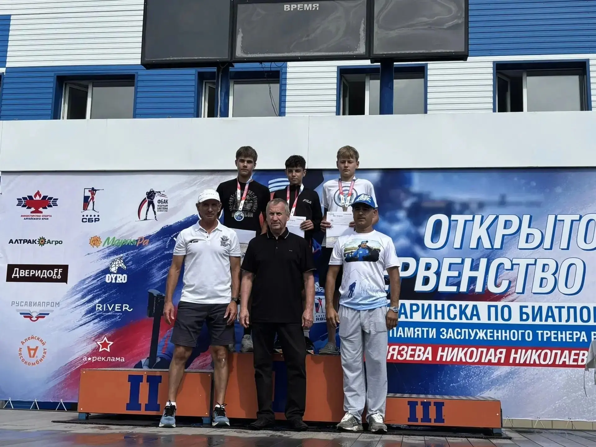На стадионе «Юность» прошло открытое первенство Заринска по биатлону, посвящённое памят...