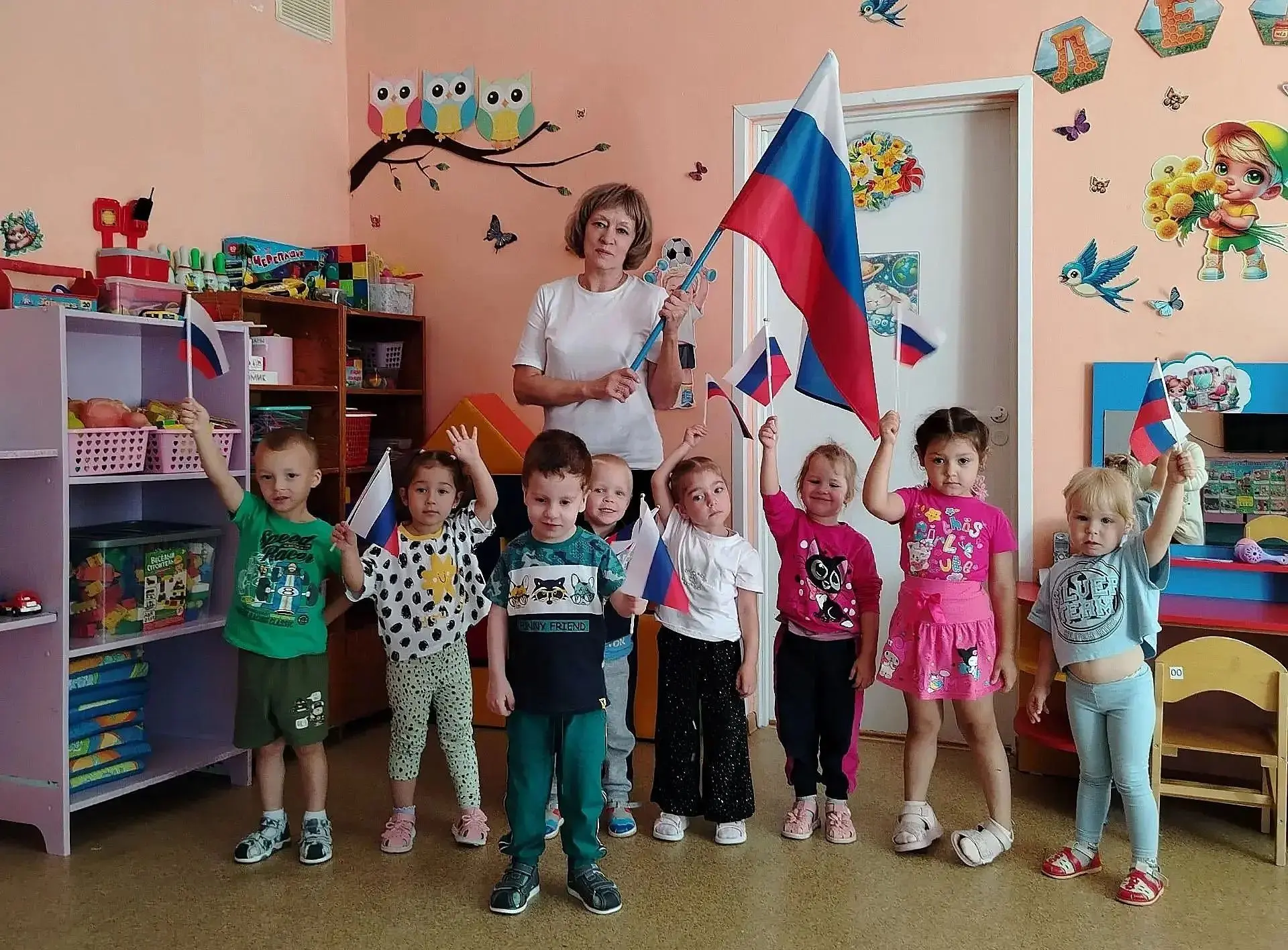 В группе "Грибочек" прошло мероприятие, посвящённое Дню Государственного флага России!
