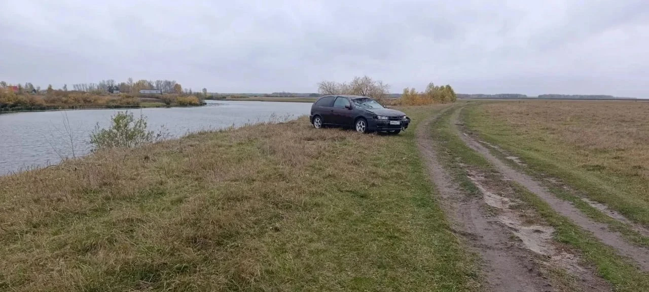 Легковушка ушла под воду в Тюменской области — водитель утонула.