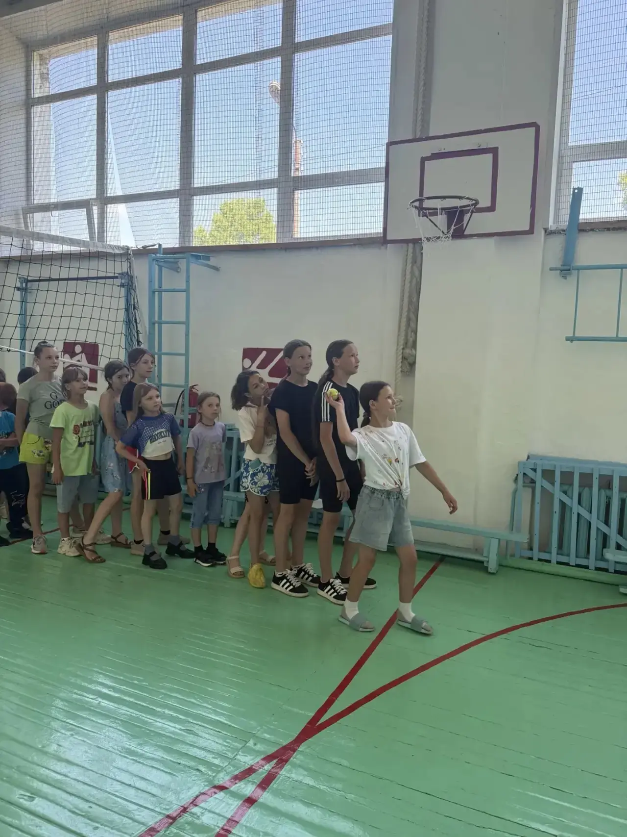 🇷🇺Накануне дня России на летней оздоровительной площадке прошли веселые старты. Ребята должны были