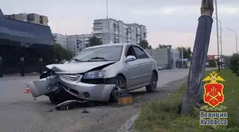 В Прокопьевске пьяный бесправник врезался в столб. Погиб пассажир автомобиля.