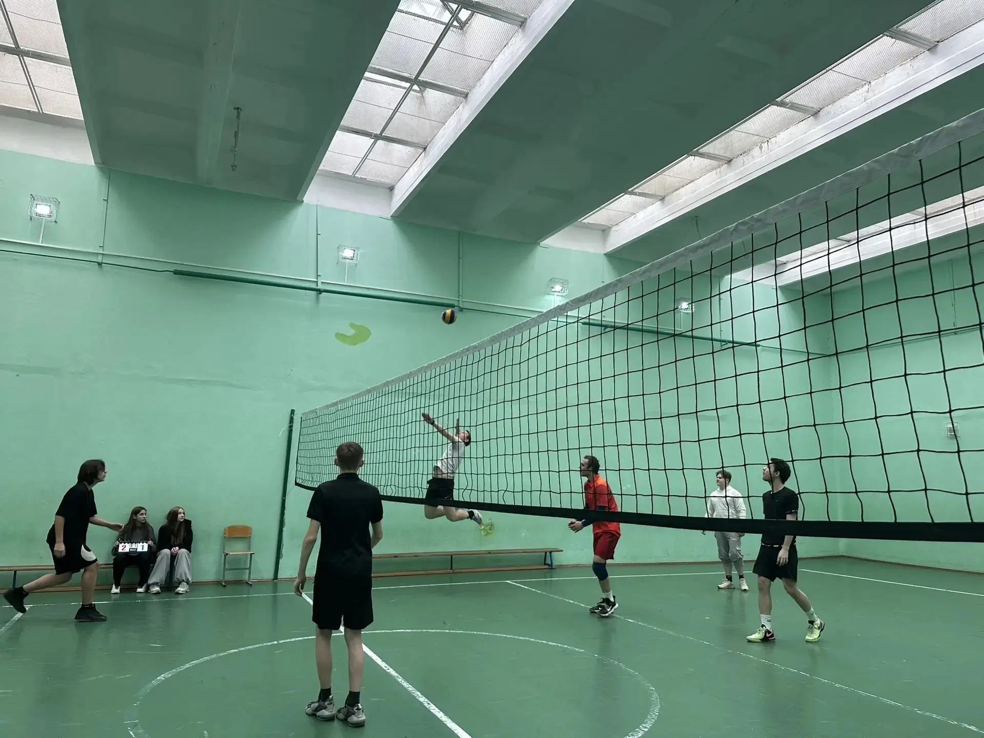 🏐 Кто сказал, что учителя только оценки ставят? Сегодня они ставили блоки и подачи!  В нашей школе п