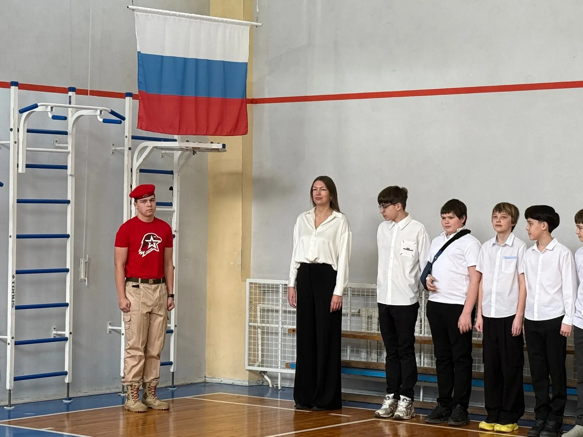 🇷🇺По традиции утро понедельника в нашей школе началось с церемонии поднятия флага и исполнения гимна