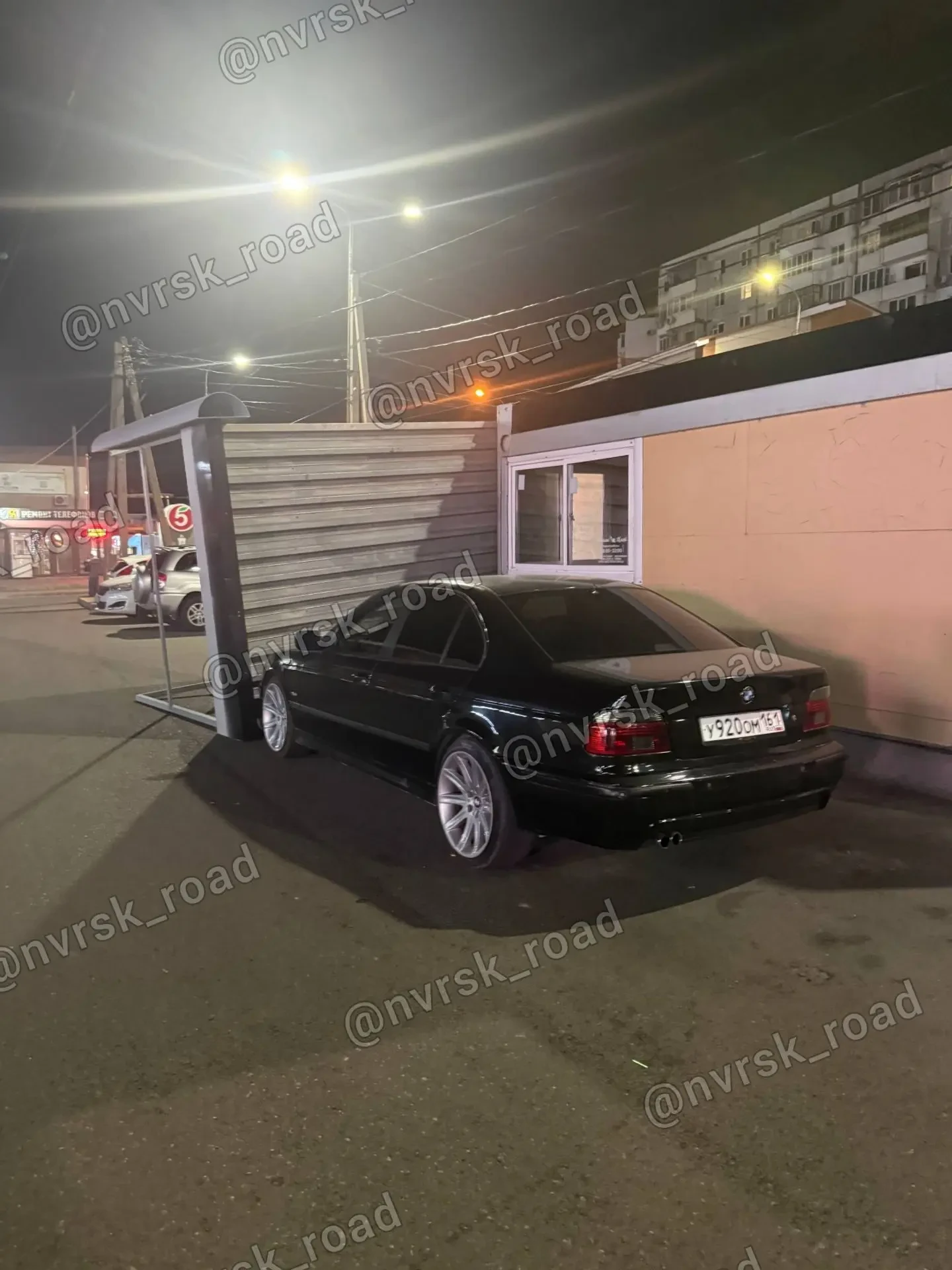 Водитель BMW, будь осторожен на улице Спортивная, 2В в 13 микрорайоне. Там перевернулас...