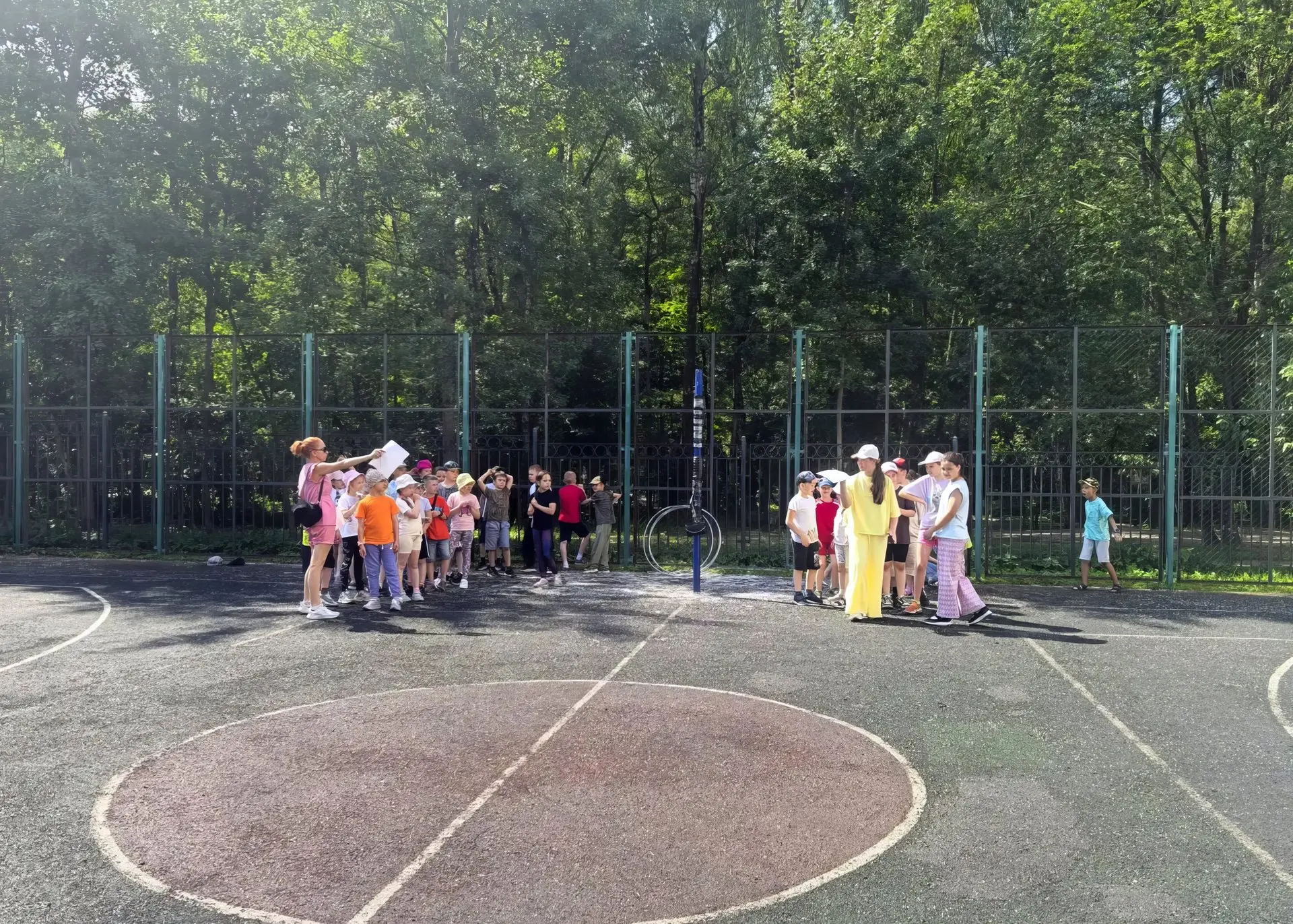 ☀️ Жара? Не помеха!

⛳Обручи крутятся, ноги несут, команды болеют — на площадке СОШ № 5 снова кипела