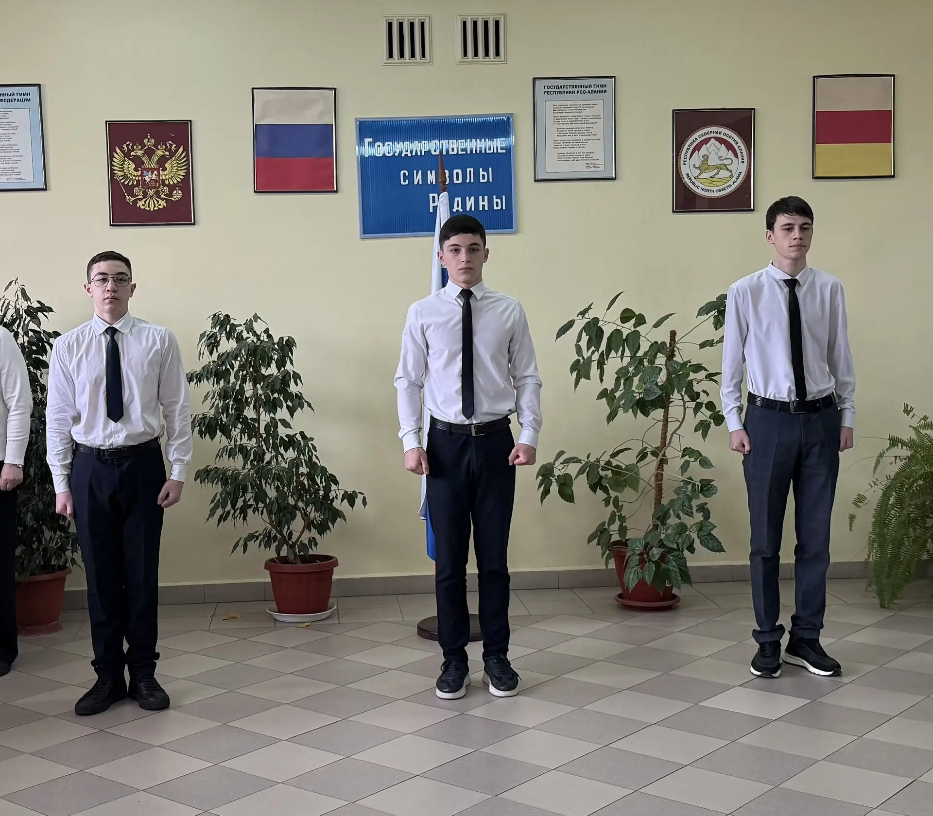 Утро понедельника в лицее традиционно началось с торжественной линейки, церемонии выноса Государстве