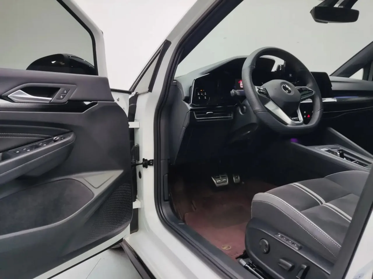 В ПРОДАЖЕ: Volkswagen Golf 280TSI DSG R-Line Lite 🏎  • год выпуска - 2023/05 • V - 1.4 / бензин/турб