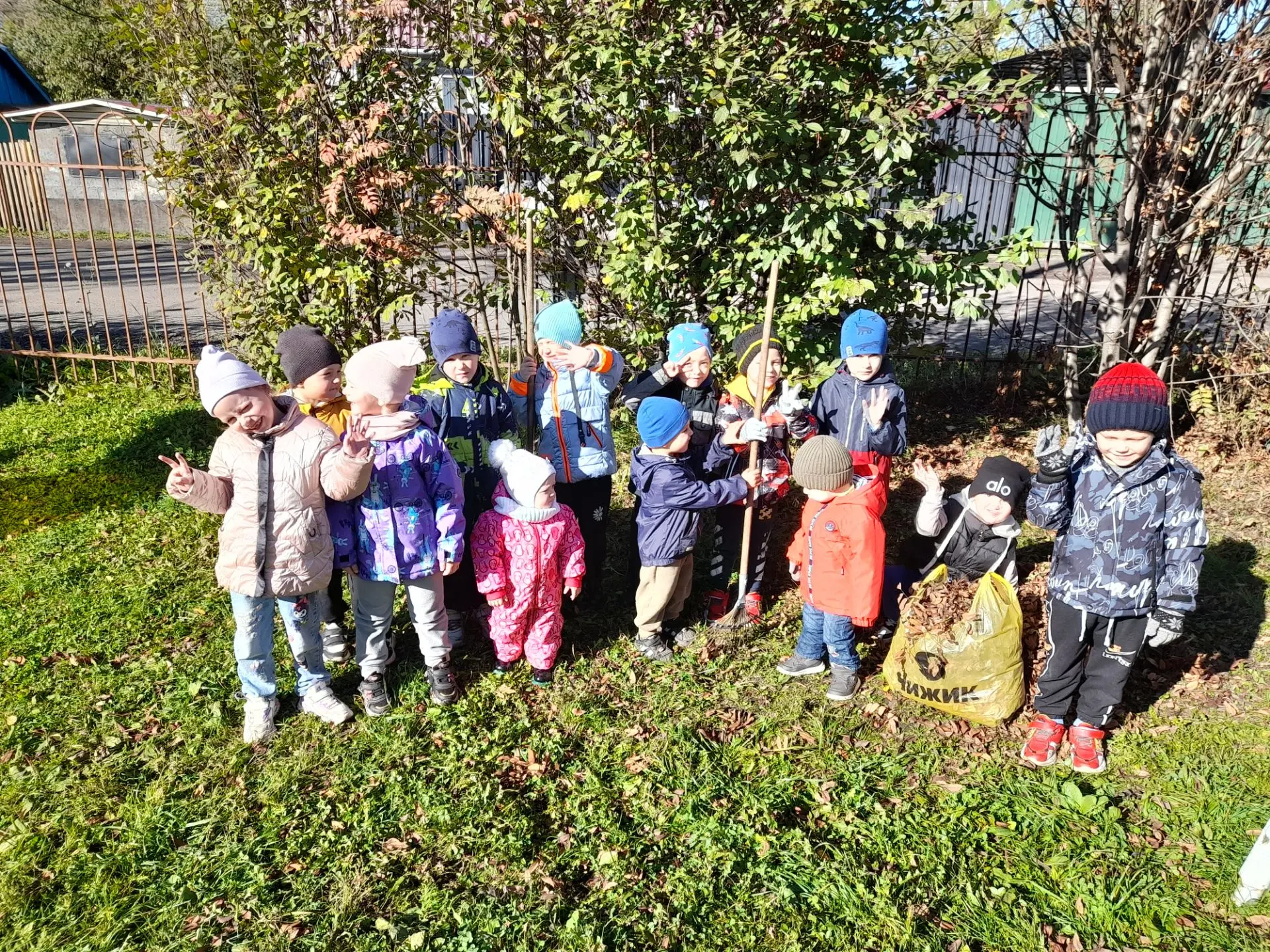 Сегодня ребятами провели замечательное время на свежем воздухе! 👦👧 Дети вместе  с вос...