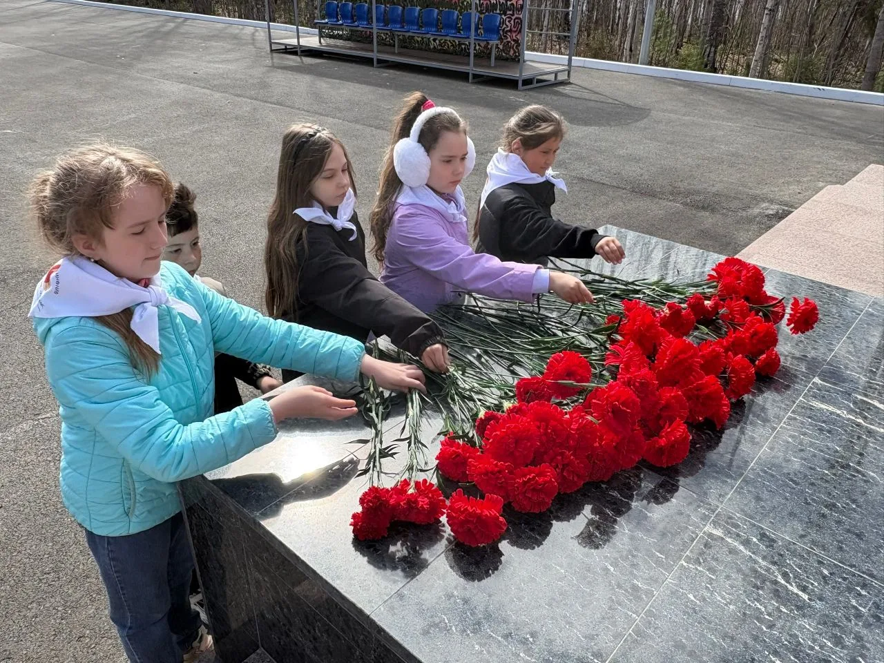 Юные волонтёры Центра почтили память павших героев, возложив цветы к памятнику «Скорбящ...