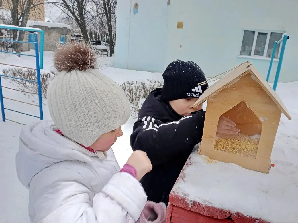 В нашем детском саду уже стало хорошей традицией с наступлением холодов проявлять заботу о птицах. Р