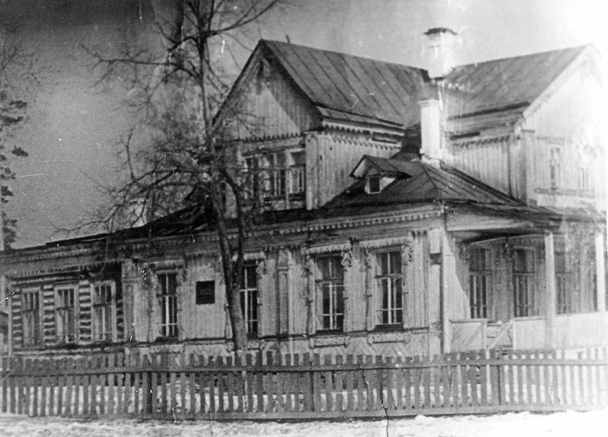 Здание зимовки Гуляевых. Школа №1 была открыта в этом здание в 1906 году. Н.Курья. Архив Александра 