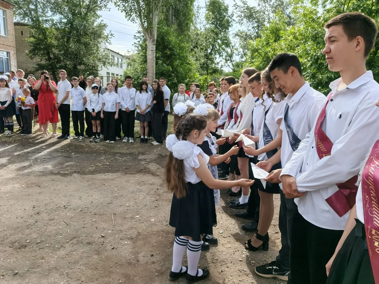 💫"Самолётик будущего" – трогательная традиция "Навигаторов детства" на Последнем звонк...