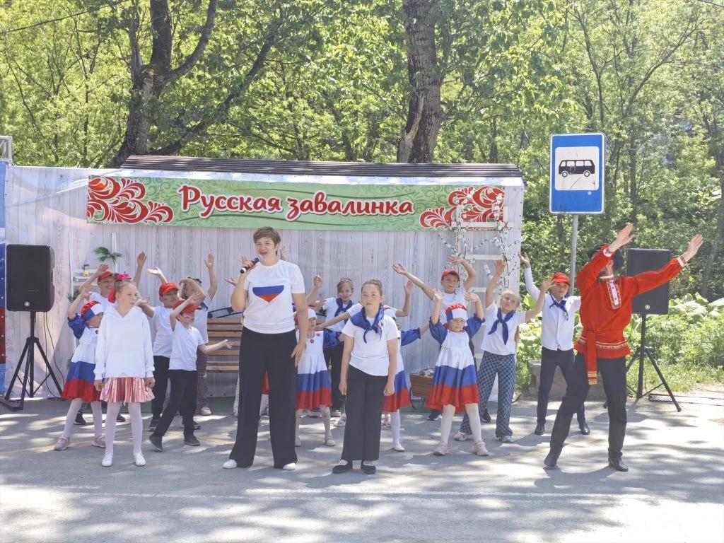 12 июня на центральной площади села Синегорск прошла праздничная программа, посвящённая Дню России –