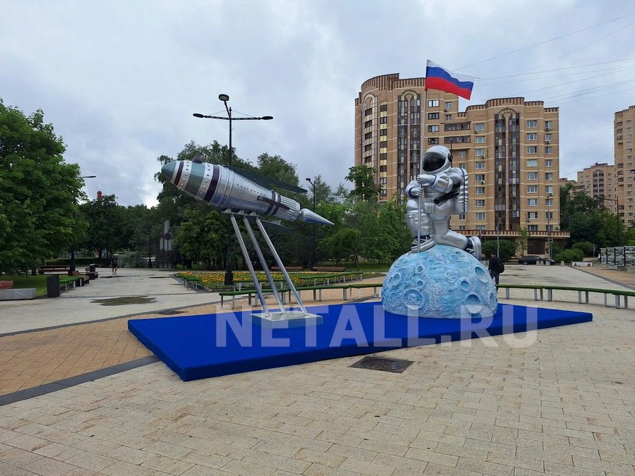 На площади Юности в Зеленограде открыли космическую инсталляцию с фонтанами. Космические объекты уст