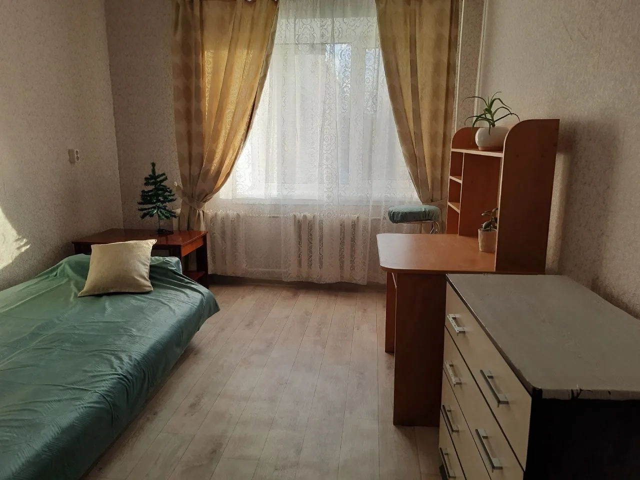 Сдается комната секционного типа  17м2 на Радионова 20 (Детский мир), 2 этаж. Мебель, т...