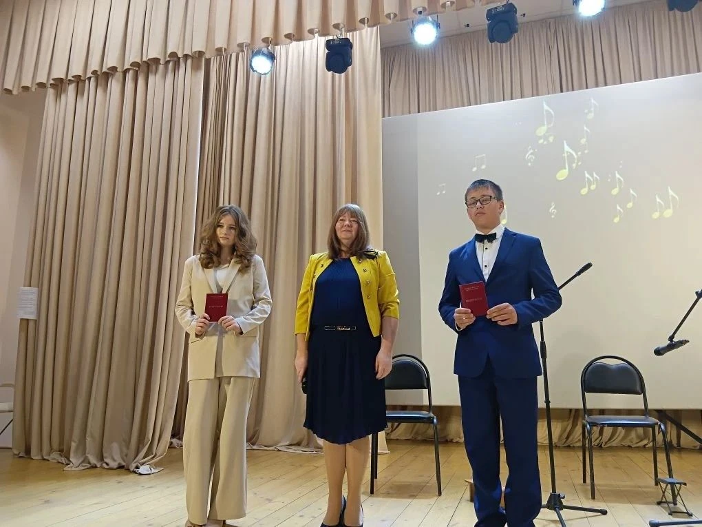 Вручила нашим выпускникам свидетельства об окончании школы искусств и памятные подарки....