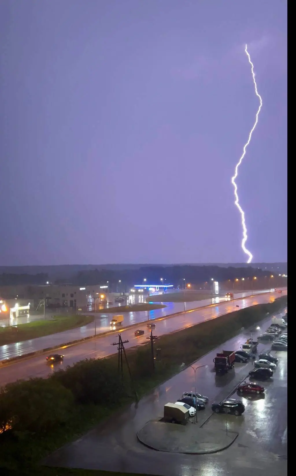⛈ Этой ночью тюменцы не спали  Громыхала гроза и сверкали молнии. Зато получились красивые кадры. Се