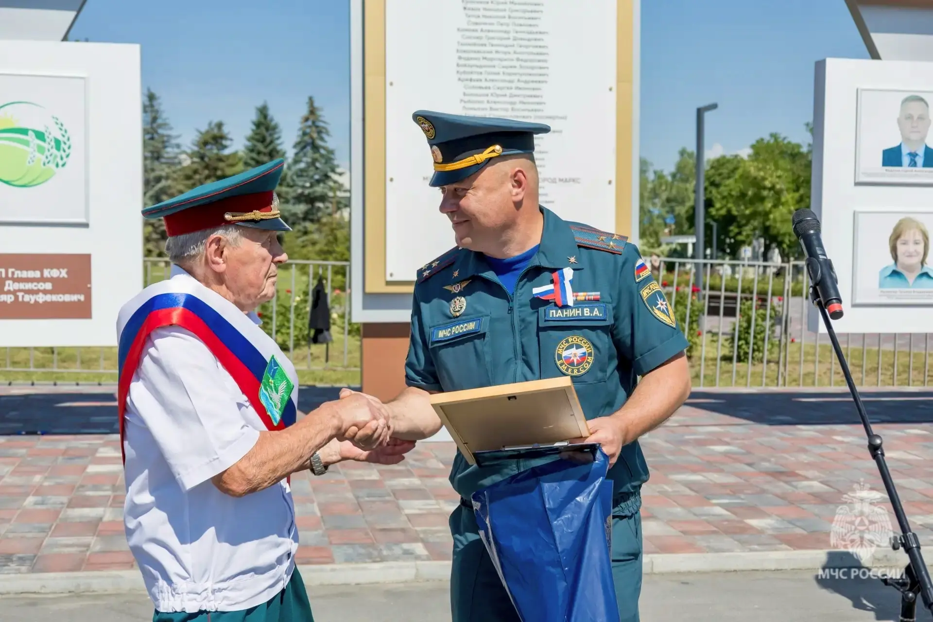 🫡 Гордимся нашими ветеранами

Сегодня, в День России, в Марксе заносили лучших на районную доску по