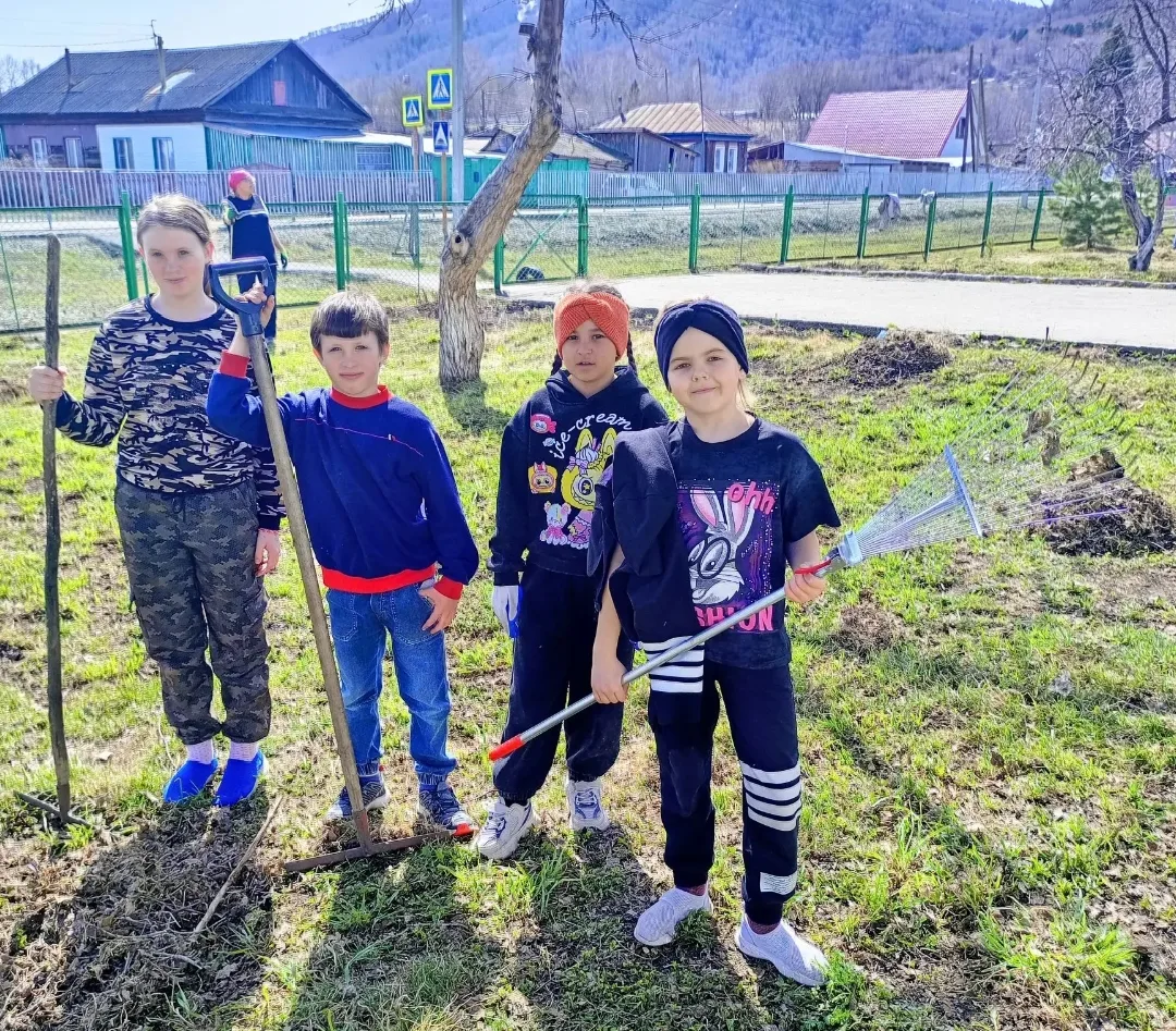 Сегодня в Макарьевской школе прошёл субботник. Погода выдалась хорошей, и дети с большим энтузиазмом