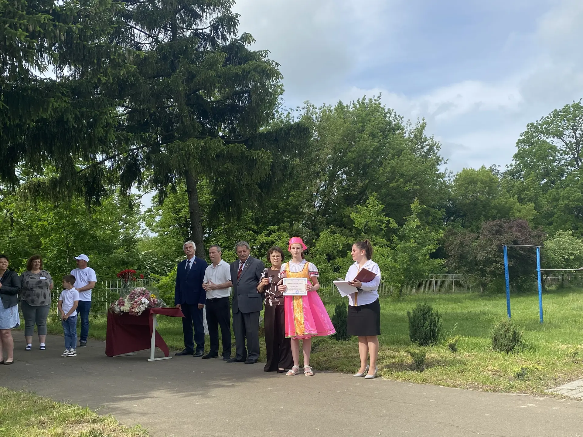 🏆 Награждение

Особой частью праздника стало награждение учеников за успехи в учёбе и активную жизн