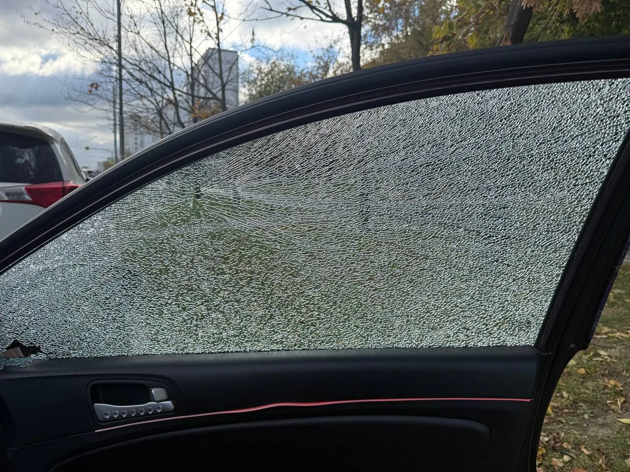 🚨 На Ключевой повредили стекло автомобиля