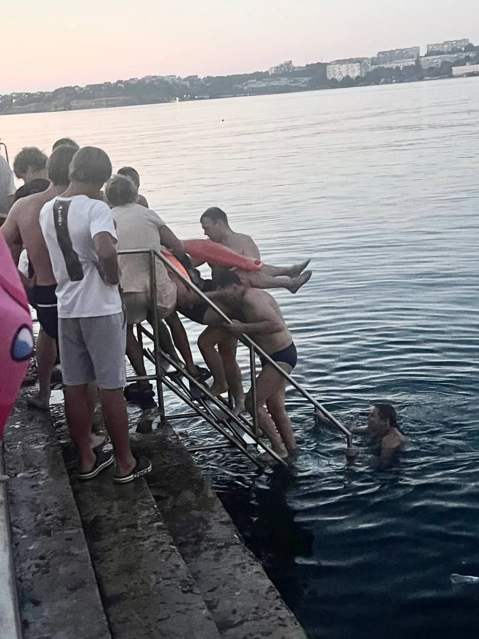 Но есть гражданский запрос по пляжам.  Сейчас объясним.

На Хрустальном пляже вновь произошёл тревож