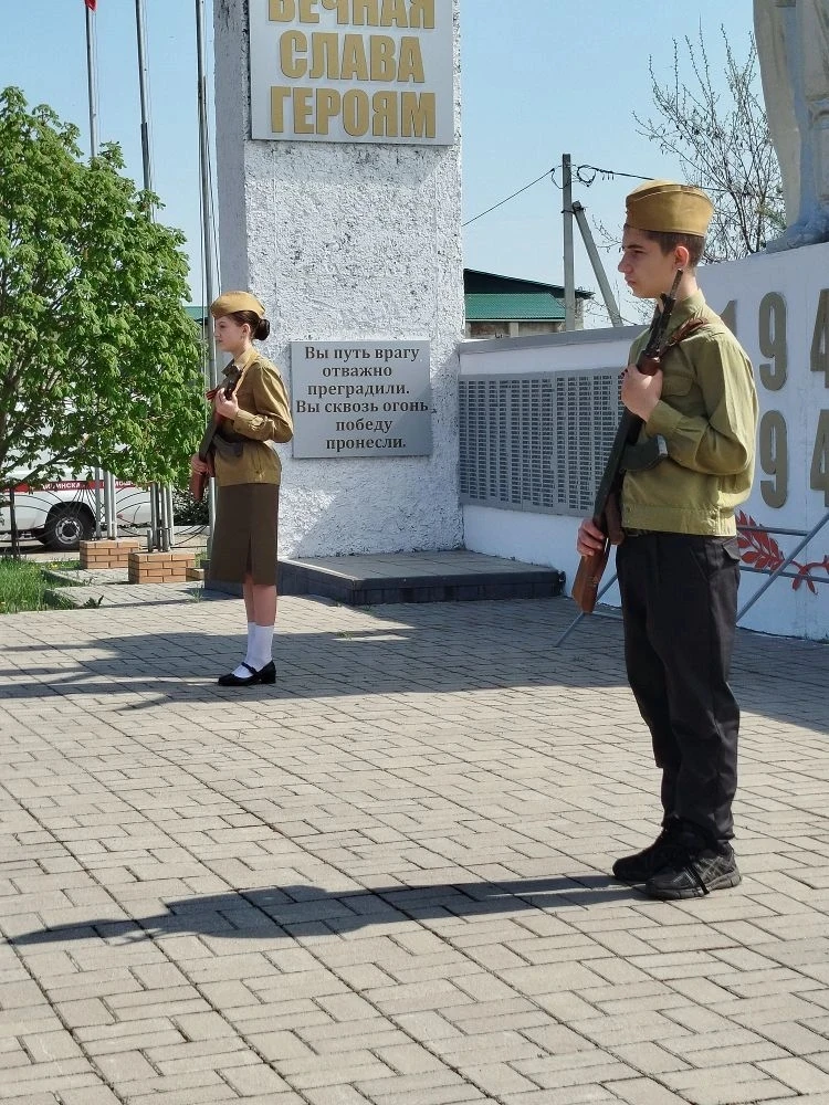 ПОЧЕТНЫЙ КАРАУЛ  9 мая обучающиеся Губаревского филиала заступили в почётный караул у обелиска воинс