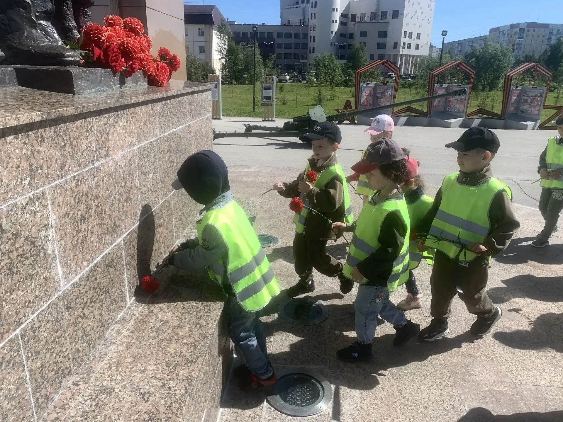 🕊️ Сегодня прошёл познавательный час, посвящённый Дню памяти и скорби. Воспитатели, в доступной фор