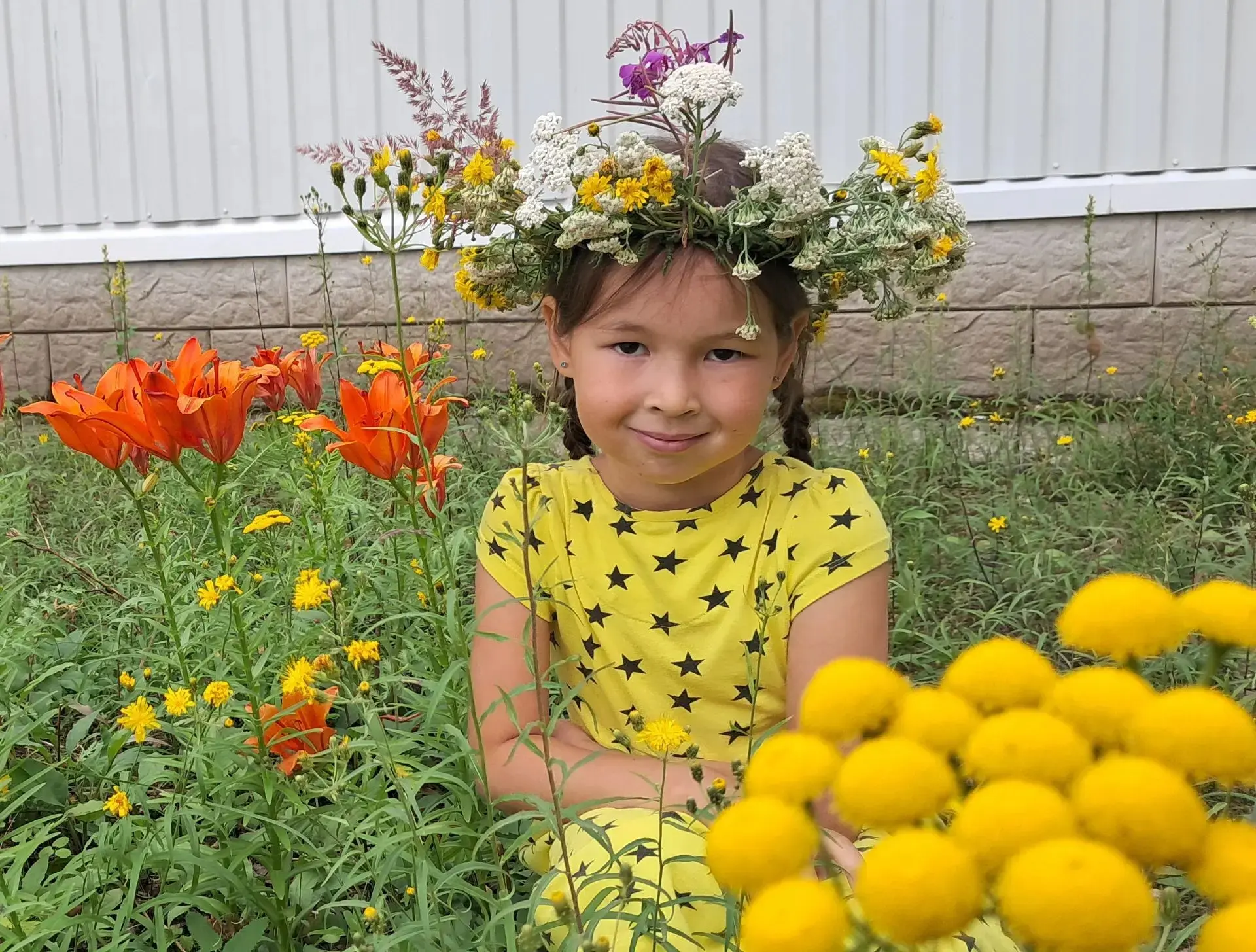 Красавица "Лето".
С глубокой древности одним из полноправных головных украшений были венки из живых 