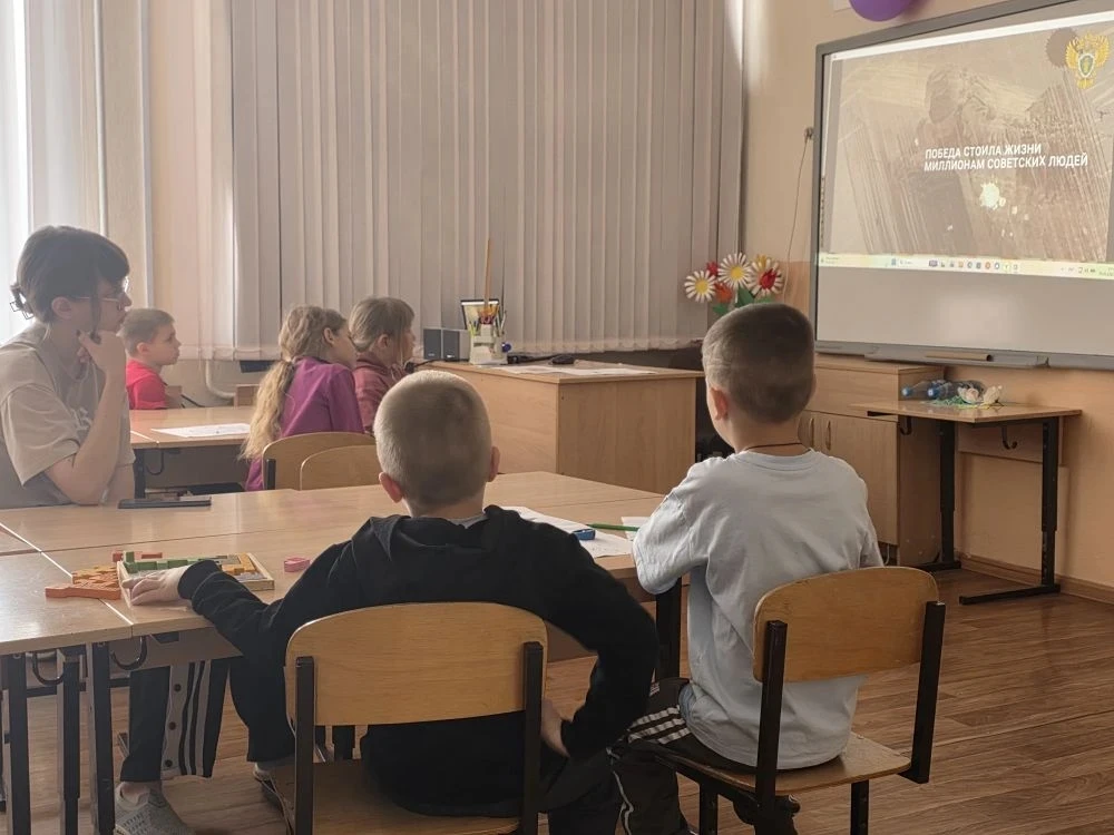 Воспитанники ЛОЛ "Вокруг света" посмотрели короткометражный фильм "Подвиг прокуроров" - социальный р