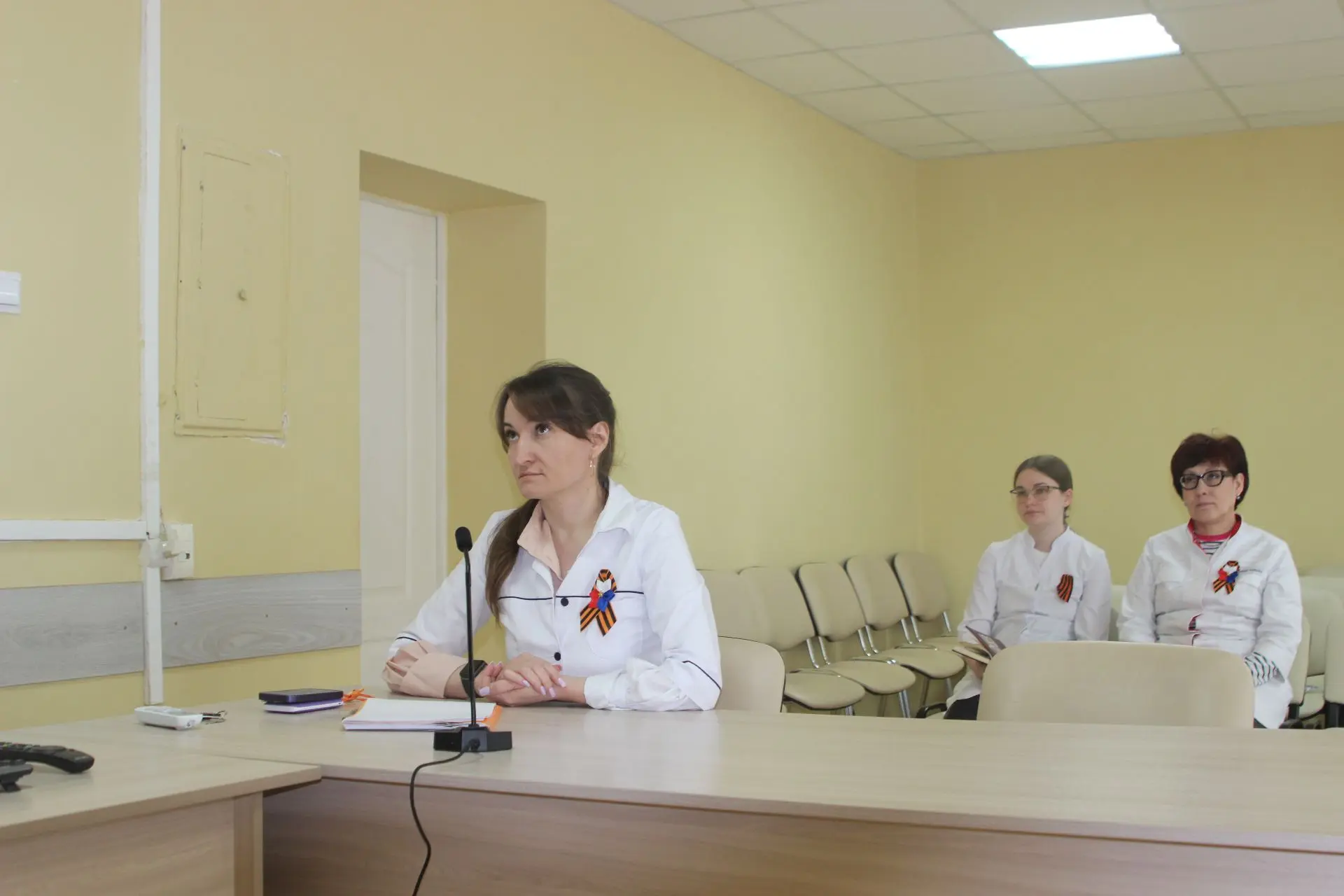 И.о. главного врача И.А. Анцупова с главной медицинской сестрой, врачом инфекционистом ...