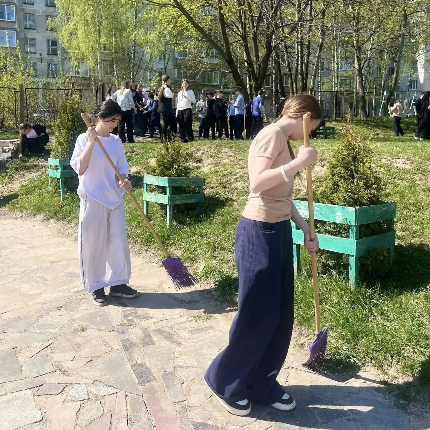 ♻👥МЕСЯЧНИК ПО БЛАГОУСТРОЙСТВУ ГОРОДА. ОБЩЕШКОЛЬНЫЙ СУББОТНИК👥♻  5 мая 2026 года учащиеся и педагоги 