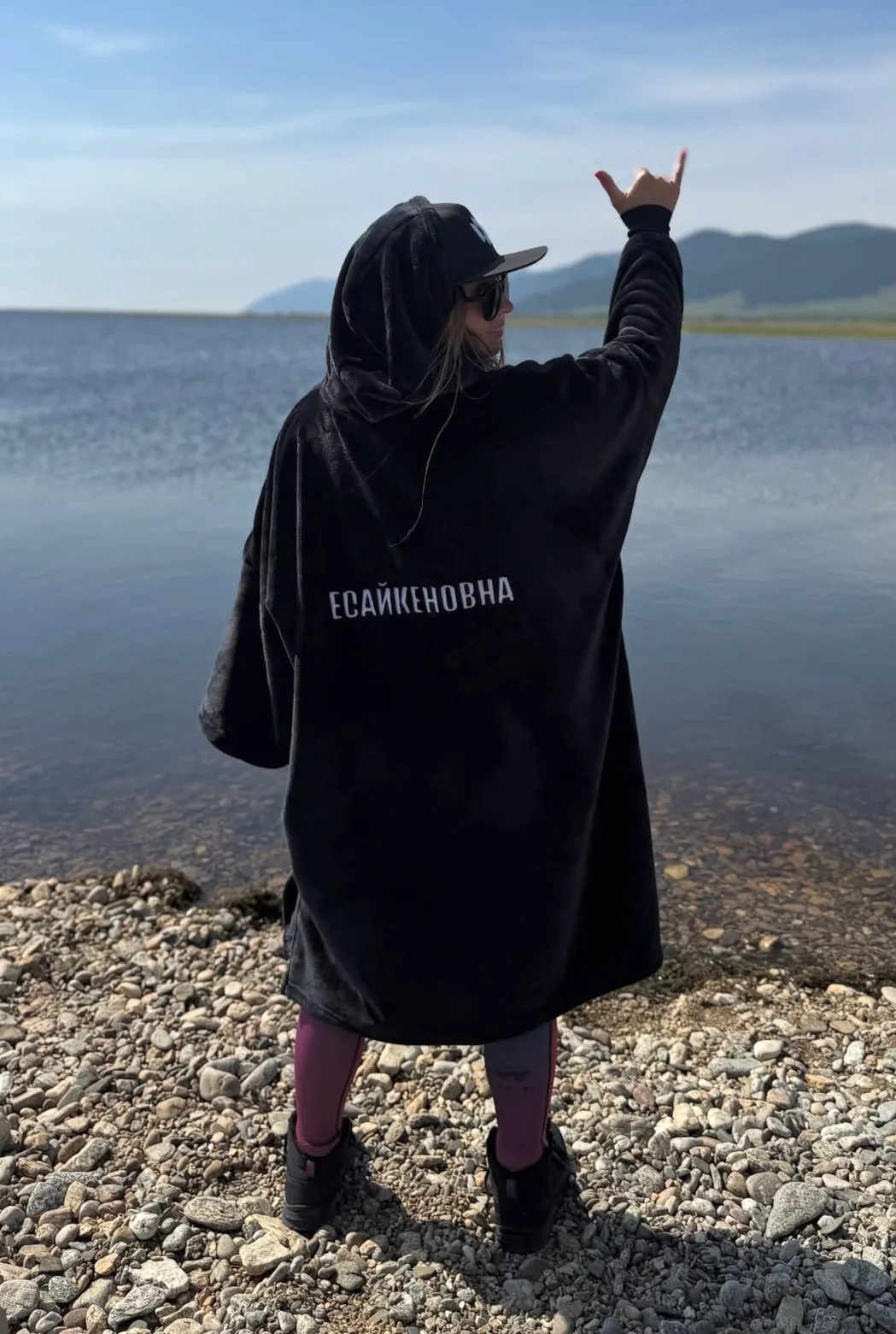 Добавь на спину пончо вышивку - и оно станет по-настоящему твоим🖤