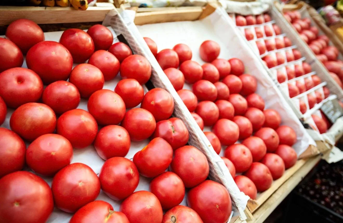 🍅 Помидоры стали самым подешевевшим продуктом в России в мае 

На втором месте огурцы (-16,5%), на 
