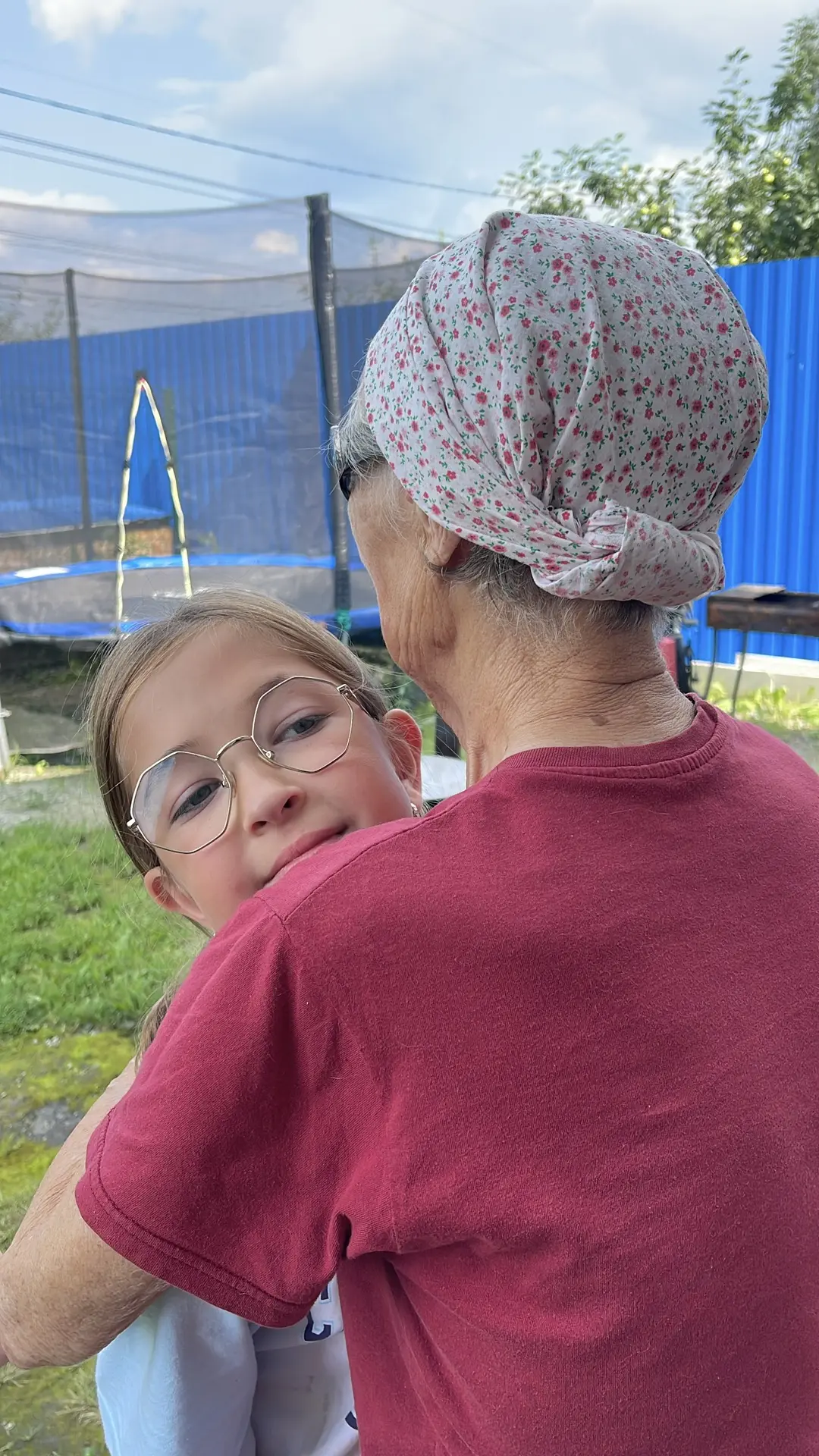 Альбина естественно сразу домой не зашла. Убежали к Наде. И вот бабушка её встречала на...