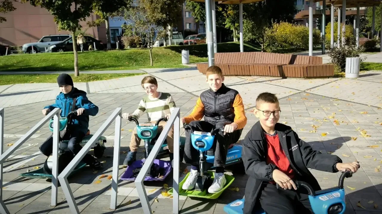 В рамках Дня здоровья ученики 7-М класса отправились на набережную Павшинской поймы. Ос...