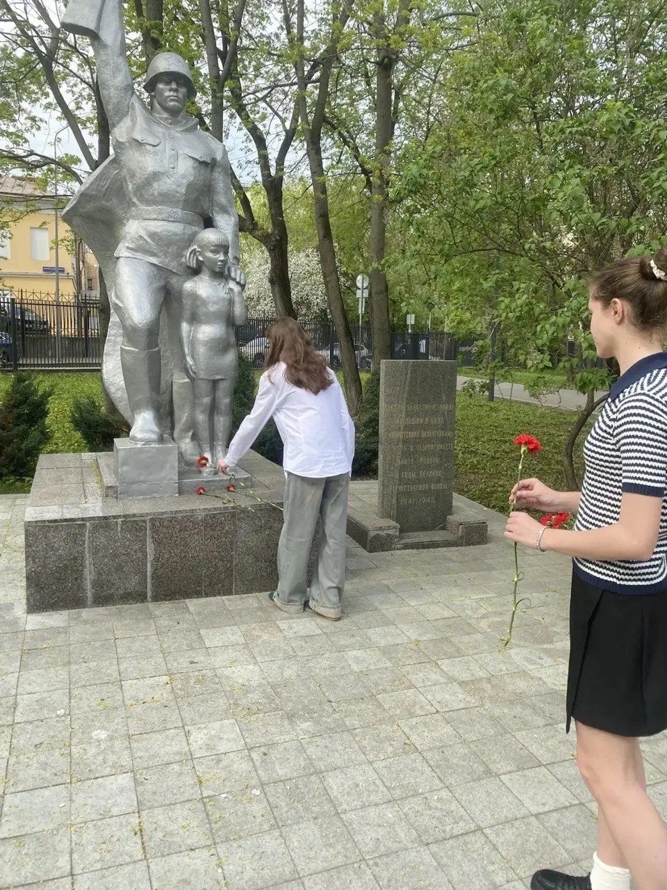 Каждый год в канун Дня Победы в Лицее проходит акция «Красная гвоздика»: ребята возлагают цветы к па
