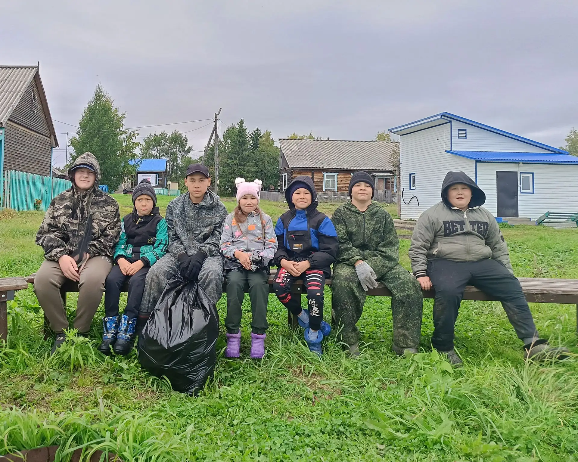 Обучающиеся школы под руководством директора Светланы Сергеевны Поповой и заместителя а...
