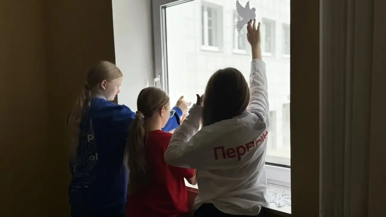⭐ ПЕРВЫЕ нашей школы присоединились к акции "Окна Победы" ⭐  🧷Активисты приняли участие в украшении 