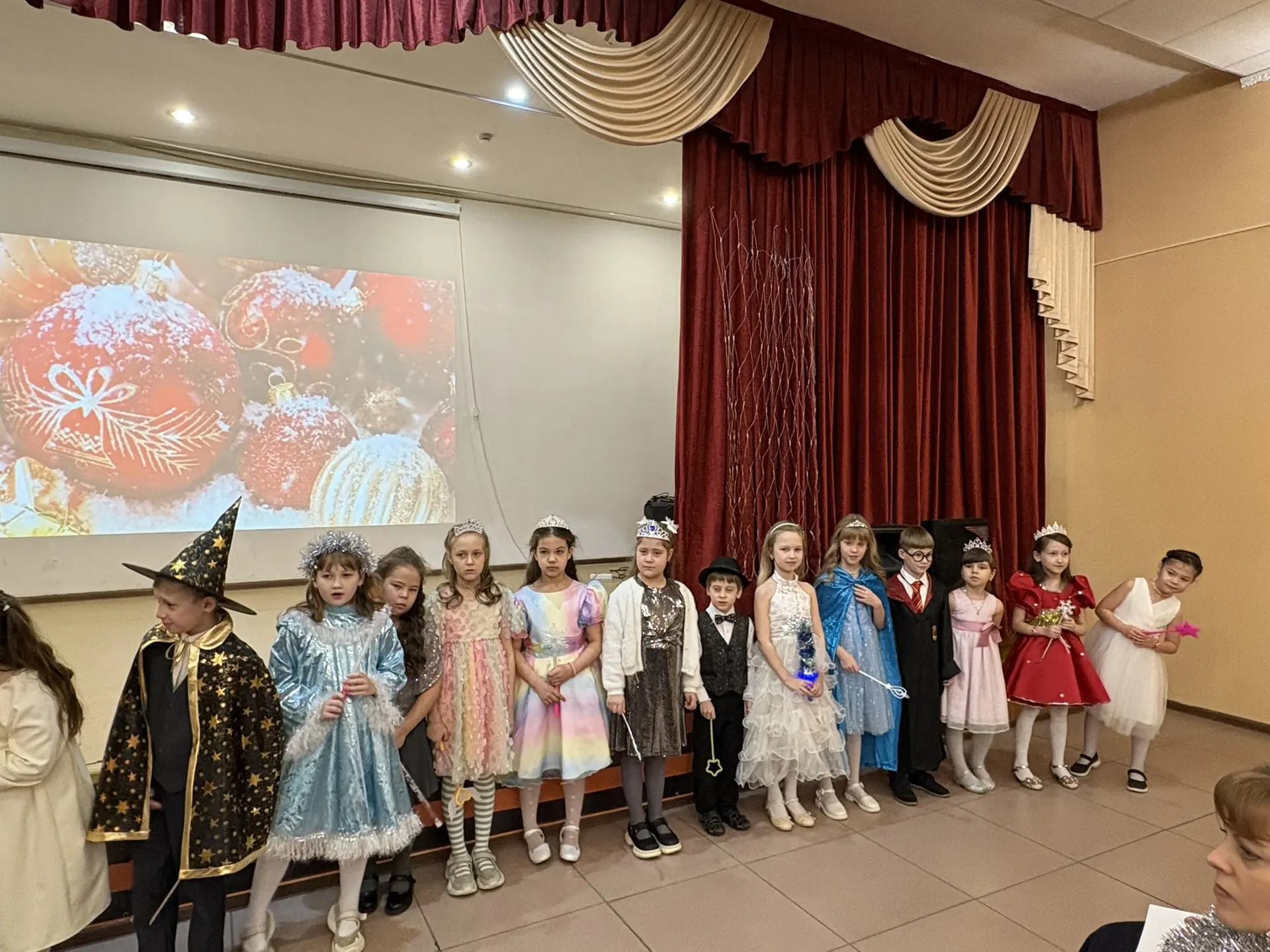 #СОВА  🎄 Новогодний концерт: море радости и творчества! 🎄 Совсем недавно в нашей школе прошёл волшеб