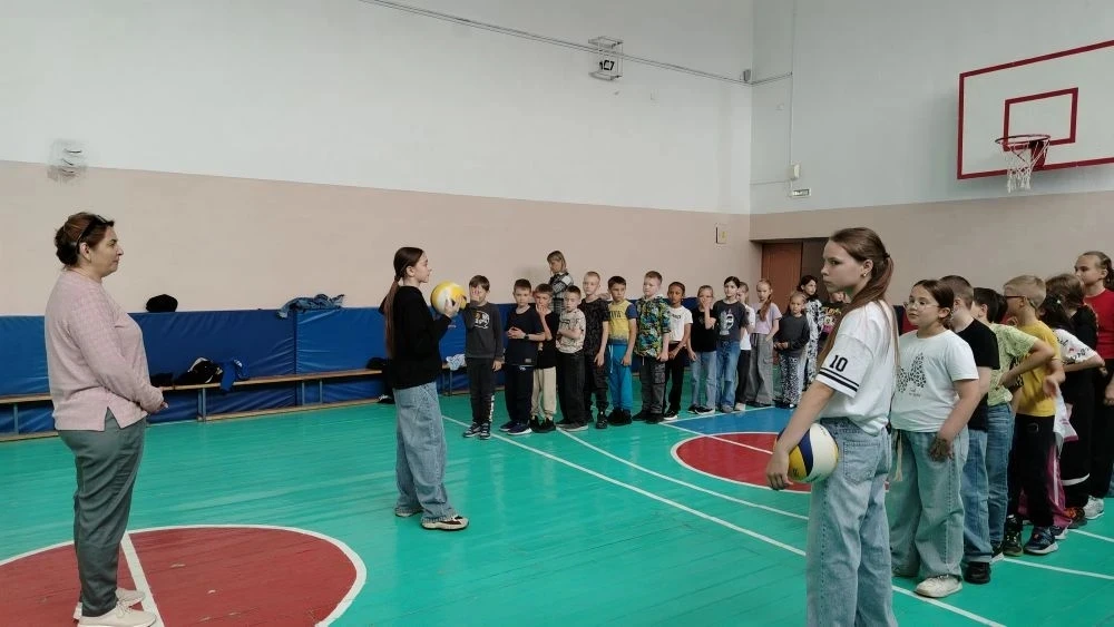 Яркий день в школьном лагере: спорт, творчество и отличное настроение! 🏆🎨
Сегодня в нашем пришколь