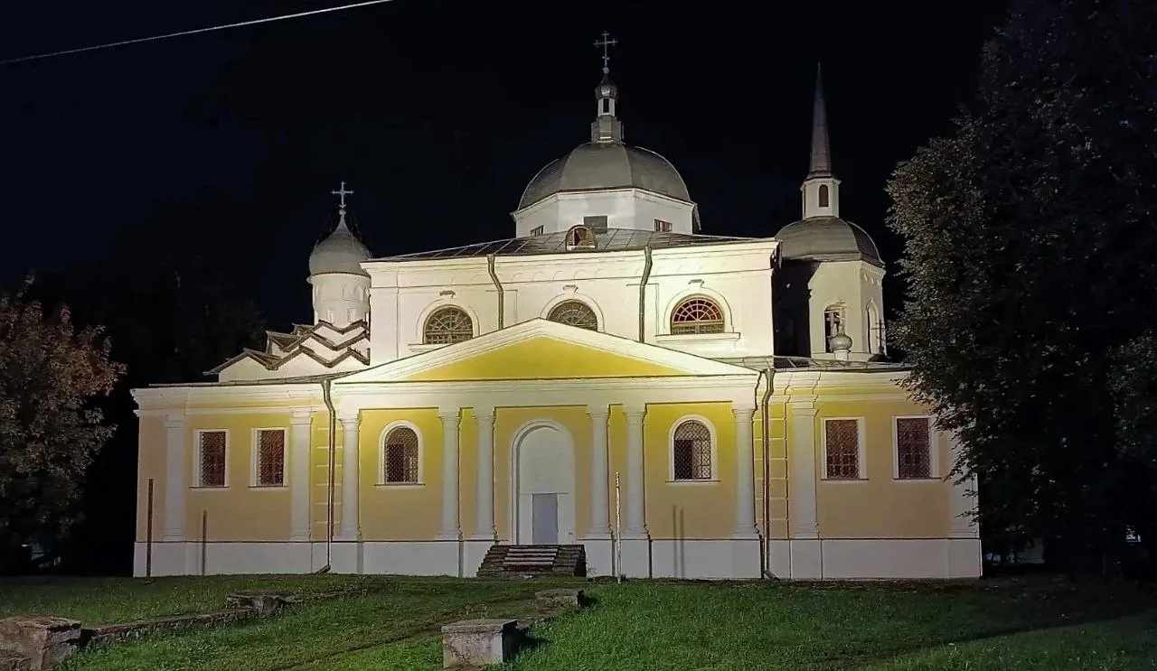 Ещё одно здание оборудовали подсветкой в Великом Новгороде. На этот раз сделали направл...