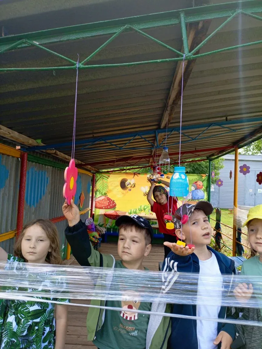Подготовительная группа "Почемучки" украшали свою веранду.