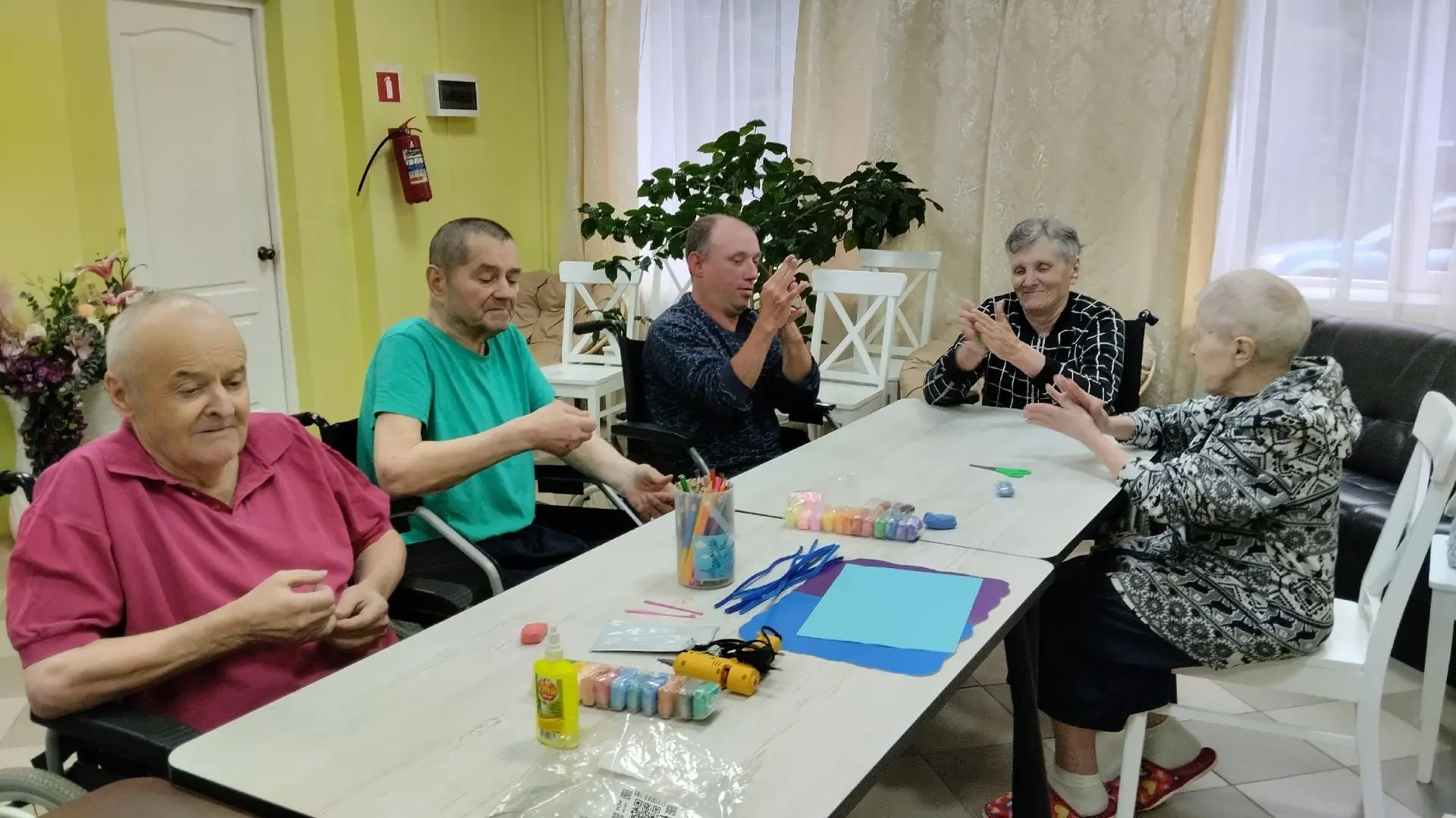 Подопечные Мошенского Дома социальной заботы сделали поделки в форме морских животных

В Доме социал