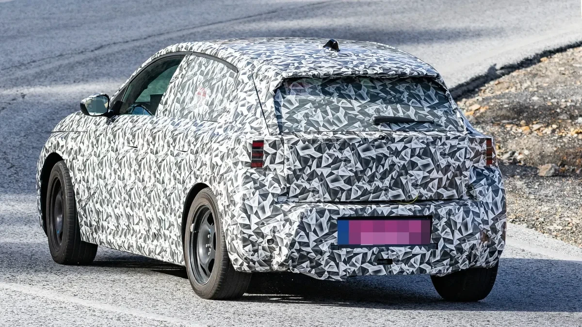 На новый Peugeot поставили квадратный руль