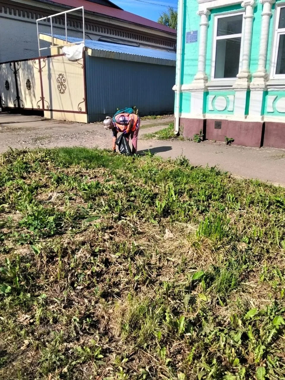 ✔️ Работа по наведению чистоты и порядка на территории города Алатыря продолжается! Сотрудники город