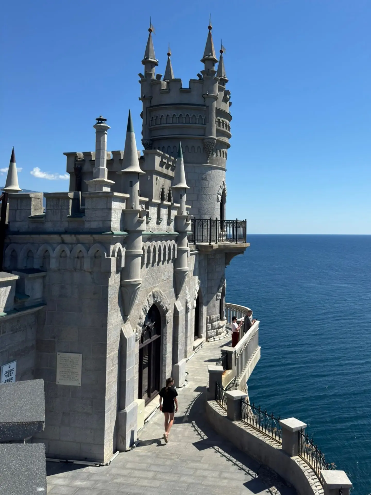 Ласточкино гнездо - визитная карточка Крыма

🏰 Вокруг миниатюрного замка - настоящая сказка! Он буд